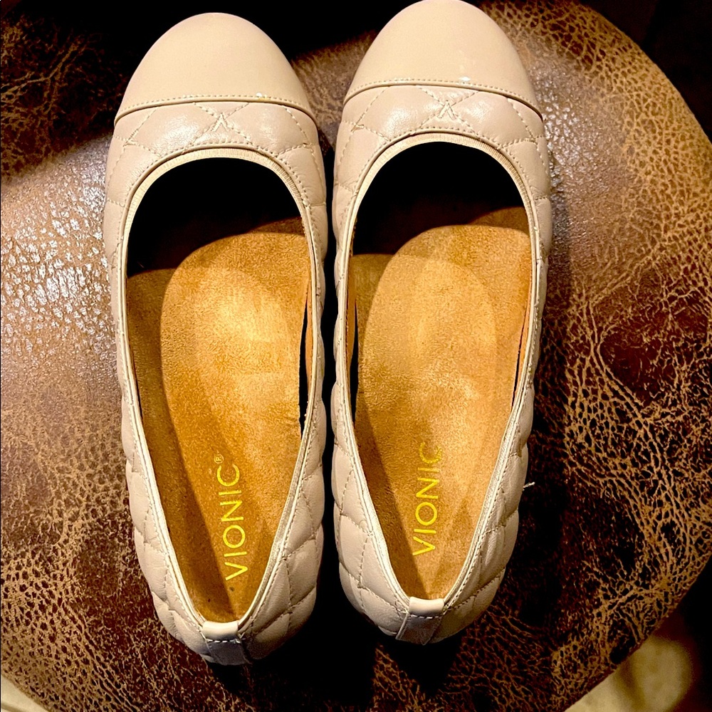 Vionic Women's Beige Quilted Flats 7.5 Wide
